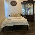 A Cheap Family In Queens Guest house