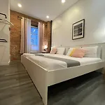 And The City, Empire State Building Apartment