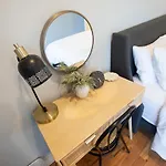 Apartment Alafia- Cozy Jfk Area - Is A Hosted Meaning The Host Live On Site