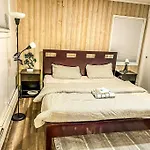 Entire 3Bdr Home W/Parking, Backyard, Firepit, Bbq