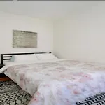 Three Bd Apartment Near Times Square