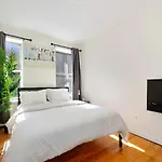 Three Bd Apartment Near Times Square