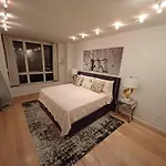 Large 3 Bedroom 2 Blocks From Times Square