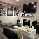 Lux 1 Bedroom With A Private Yard In A Historical Home
