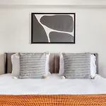 Midtown West 2br W Doorman Gym Wd Nr Times Sq Nyc-1068