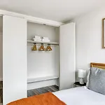 Midtown West 2br W Doorman Gym Wd Nr Times Sq Nyc-1068 Apartment