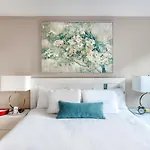 Elegant 3 Beds 2 Baths By Central Park
