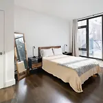 Stunning One Bed One Bath At Ues