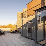 Stunning One Bed One Bath At Ues