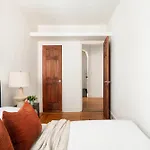 61-2C Prime Ues 2Br Newly Furnished Best Value