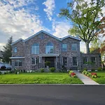 Luxury Hotel-style In Queens,