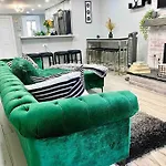 3 Bedroom Duplex W Large Backyard