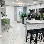 3 Bedroom Duplex W Large Backyard