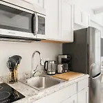 73-1104 New Uws Doorman Gym Apartment