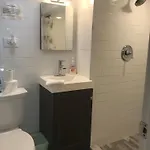 25-30 Mins To Times Sq! Apartment