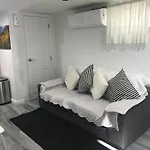25-30 Mins To Times Sq! Apartment New York