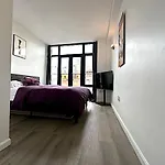 Huge Modern 2 Bedroom In Little Italy