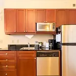 Spacious 1 Bedroom Unit In Prime Location