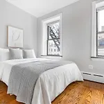 Gorgeous & Bright 3Bdr & 1Bth In Midtown Manhattan