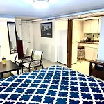 Lga Airport Near, Studio Walk In Bsmt Apt In A Private House!