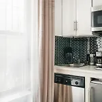 69-3A Prime Les Modern Brand New 1Br