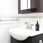 Homestay Relaxx - Sunny Brighton Stay2 - Yellow3057