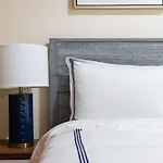 428-4R Prime Midtown Large 2 Bedroom Newly Furnished