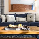 428-4R Prime Midtown Large 2 Bedroom Newly Furnished