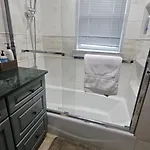 Luxury Hotel-style In Queens, * New York