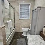 Luxury Hotel-style In Queens, Homestay