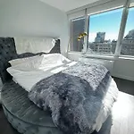 Chic Skyline 1Br Retreat