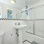 Charming 3-bedroom In Midtown West Apartment
