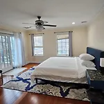 Luxury Hotel-style In Queens, Homestay