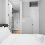 Modern Manhattan Stay In Prime Spot