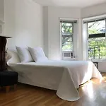 Serene Brooklyn Escape Near Cafes & Park, Sleeps 5 *