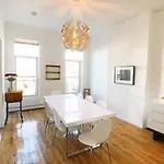 Serene Brooklyn Escape Near Cafes & Park, Sleeps 5 Apartment *