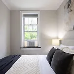 Stylish Retreat In Midtown Nyc Walk To Everything Apartment New York