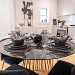 Cozy Brooklyn Getaway With Balcony