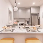 Modern & Min Brooklyn Gem W Balcony Apartment *