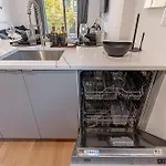 Cozy Brooklyn Getaway With Balcony