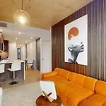 Sleek Two Bedroom In Manhattan