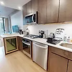 Sleek Two Bedroom In Manhattan