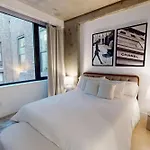 Sleek Two Bedroom In Manhattan