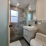 Bright Modern 2-Bedroom Apartment - Prime Astorioa - Near Subway