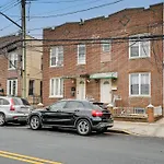 Easy Train Access! Quiet New York Commuter Apt