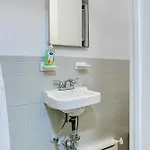 Apartment 4 Bd Family Unit In Location *
