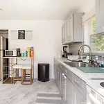 Villa Entire 3bdr W/parking, Backyard, Firepit, Bbq