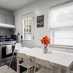 Villa Entire 3bdr W/parking, Backyard, Firepit, Bbq *