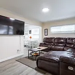 Entire 3bdr W/parking, Backyard, Firepit, Bbq