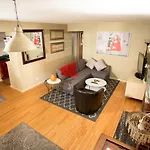 Large 2 Bedroom Close To Manhattan